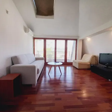 Beautiful View Of Center Apartment *